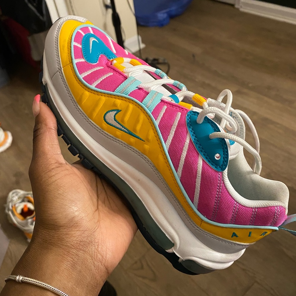 NIKE